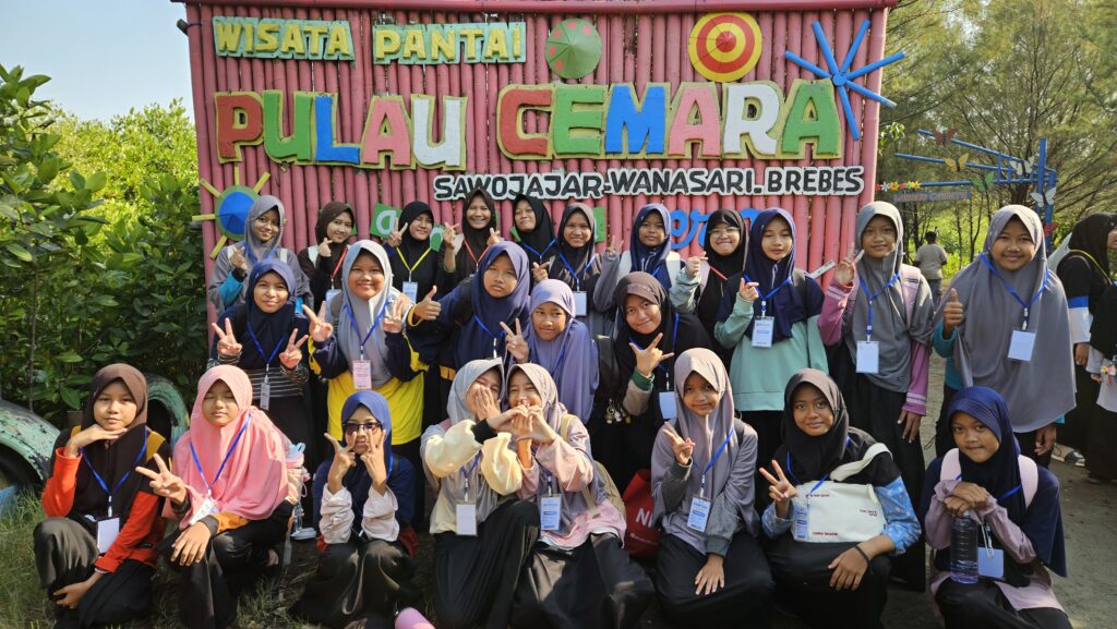 BANGUN KEKELUARGAAN SANTRI BARU, MBS WANASARI GELAR OUTBOUND DI PANTAI PULAU CEMARA SAWOJAJAR